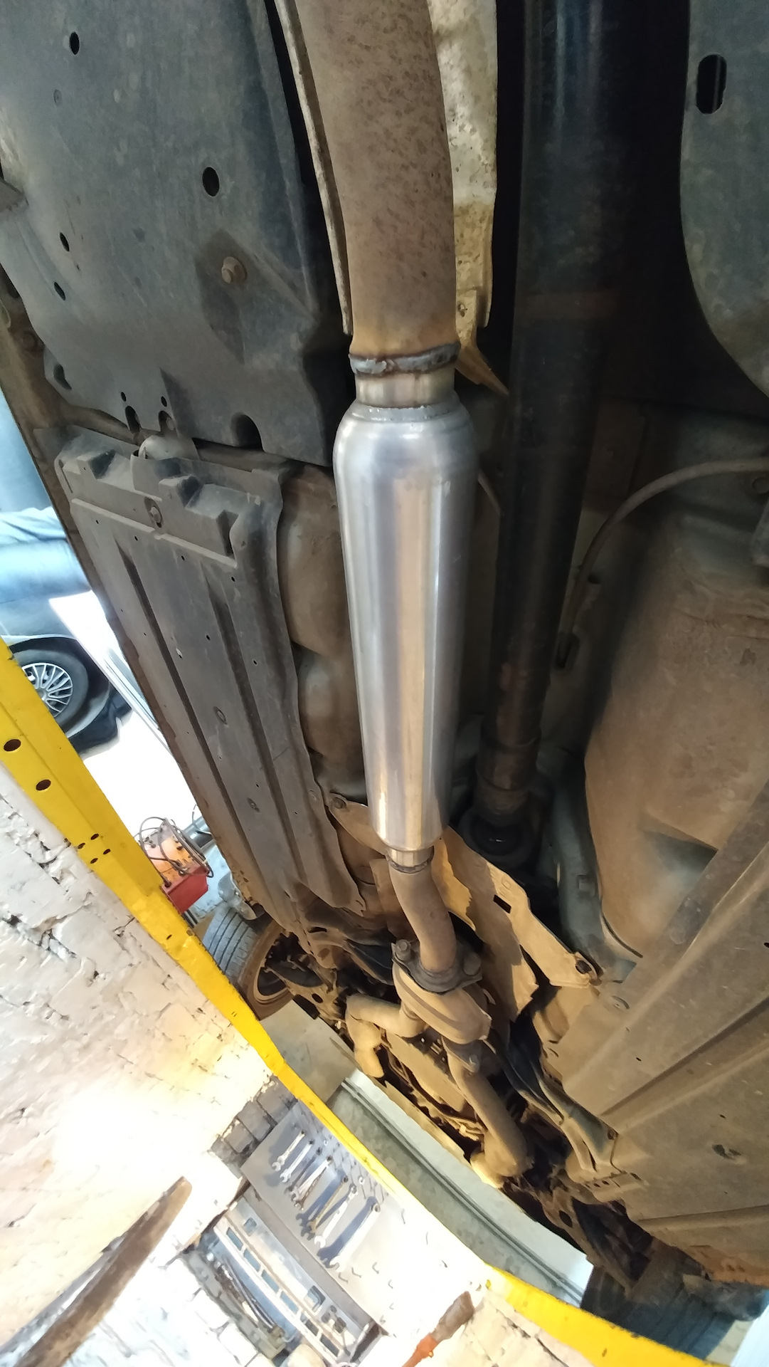 Резонатор глушителя на субару аутбек 2. Bmw e53 3. Пламегаситель ваз 2114. Subaru outback bp выхлопная система. Что если убрать резонатор.