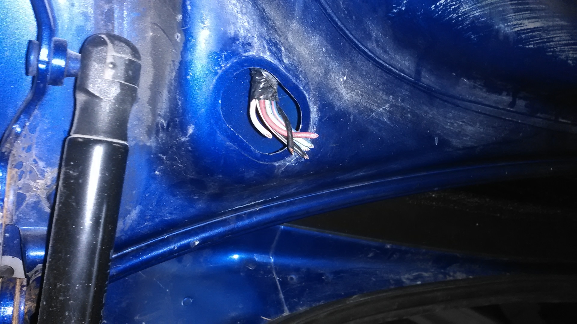 проводка крышки багажника — Mazda 3 (1G) BK, 2 л, 2006 года | своими ...