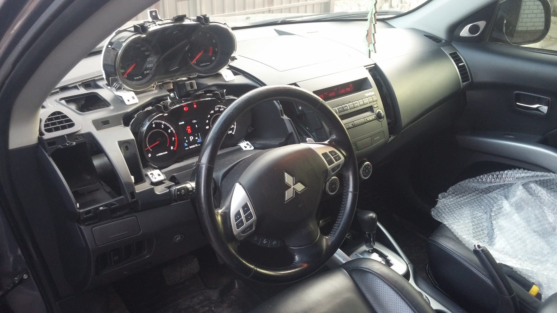 Аутлендер 3.0 2008 год. Mitsubishi Outlander XL панель. Аутлендер ХЛ 3.0 салон. Аутлендер 2008 3.0 салон. Митсубиси Аутлендер XL 3.0 2008.