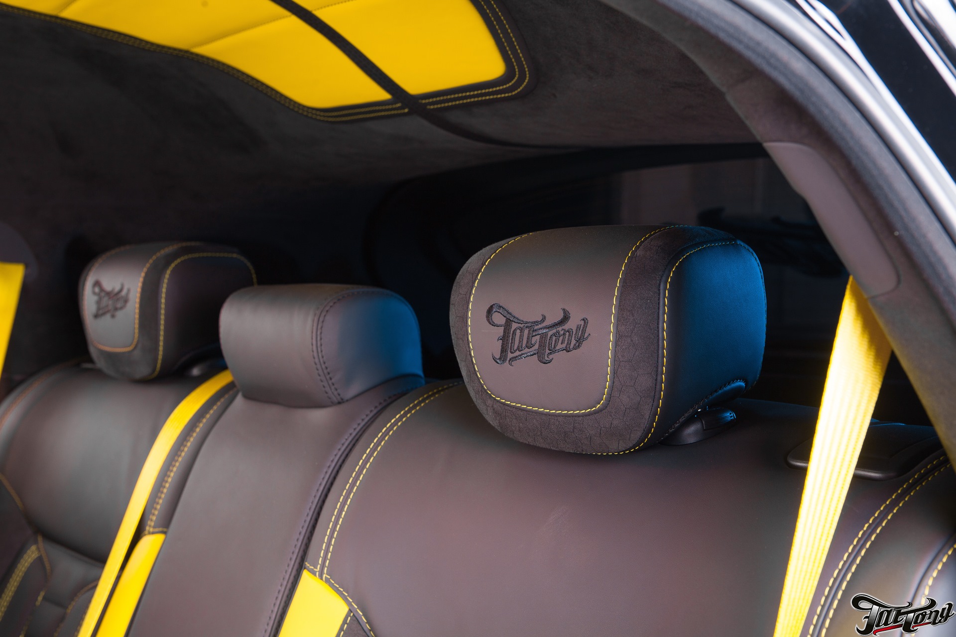Ремень безопасности передних сидений. Желтые ремни безопасности Challenger. Porsche 911 желтые ремни безопасности. Желтые ремни салона. Передние сиденья с ремнями безопасности.