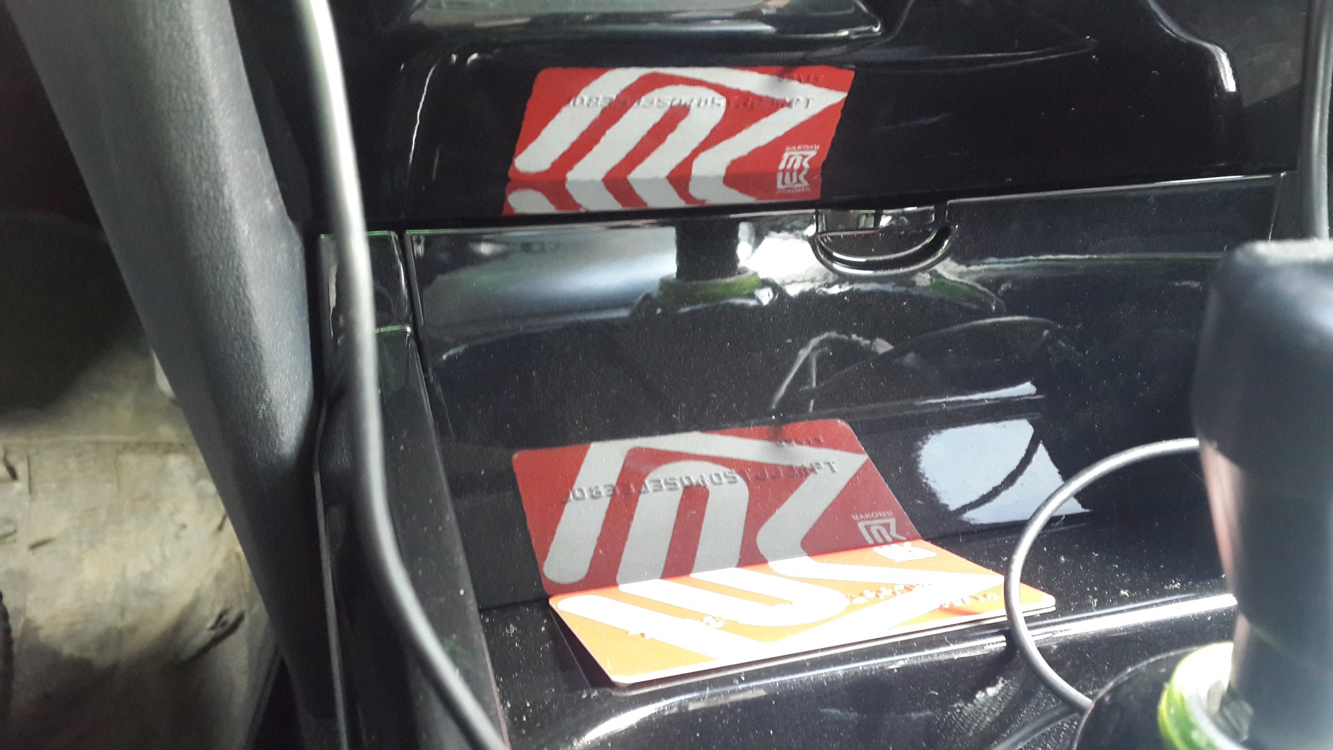 Заправочные штуцера кондиционера рено меган 2. Рено меган 2 поколение. Рено меган 2 заправка кондиционера. Заправил рено меган 2. Рено меган 2 заправочные порты кондиционера.