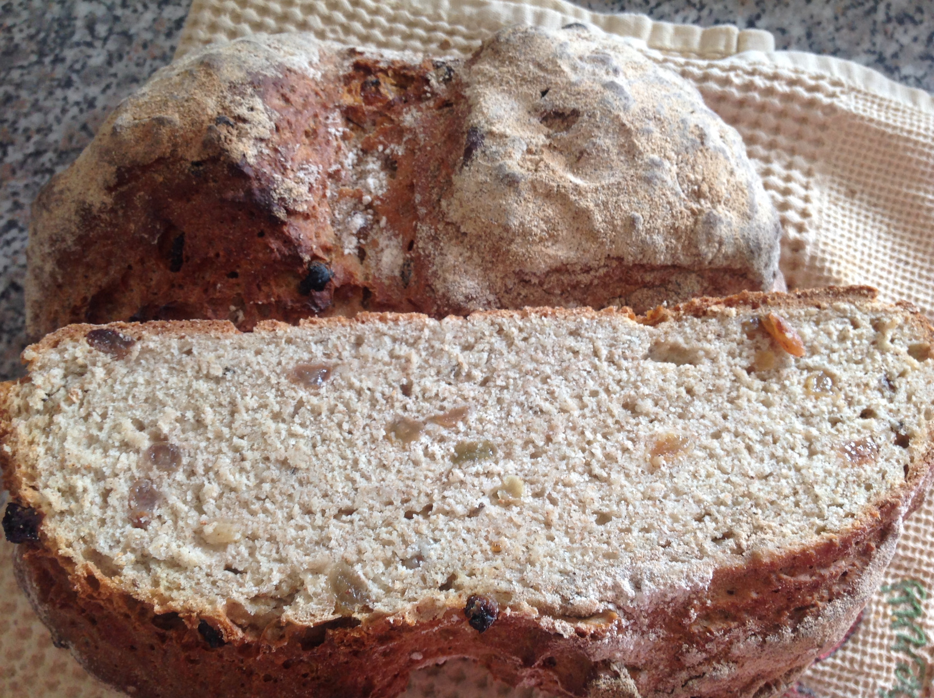Простой хлеб на кефире. Ирландский содовый хлеб. Ирландский хлеб на соде. Хлеб кефир и сода. Хлеб на соде в духовке.