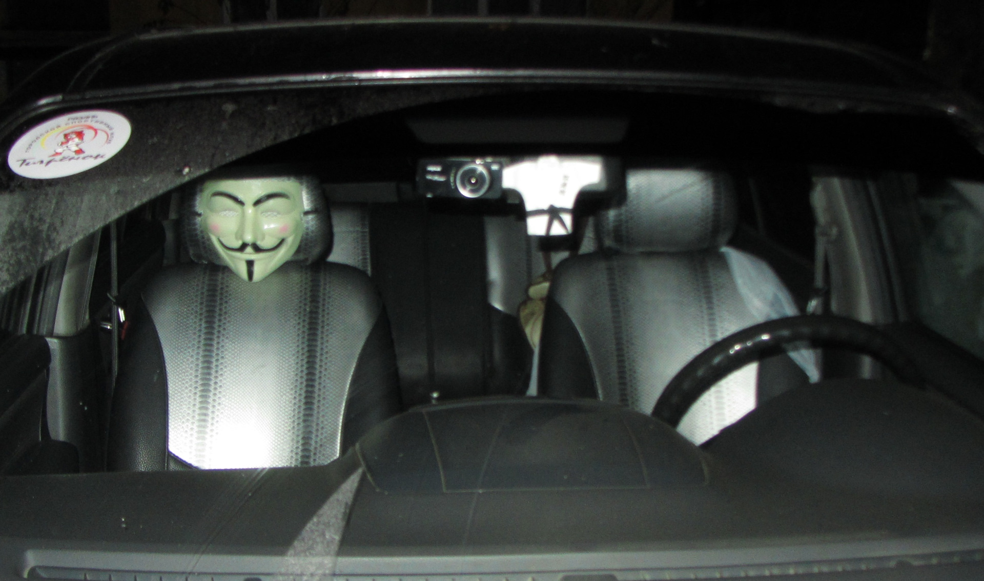 Где машина маска. Маска на сиденье автомобиля. Маска на сидение авто. Маска в машину на подголовник. Маска в машину на подголовник анонимус.