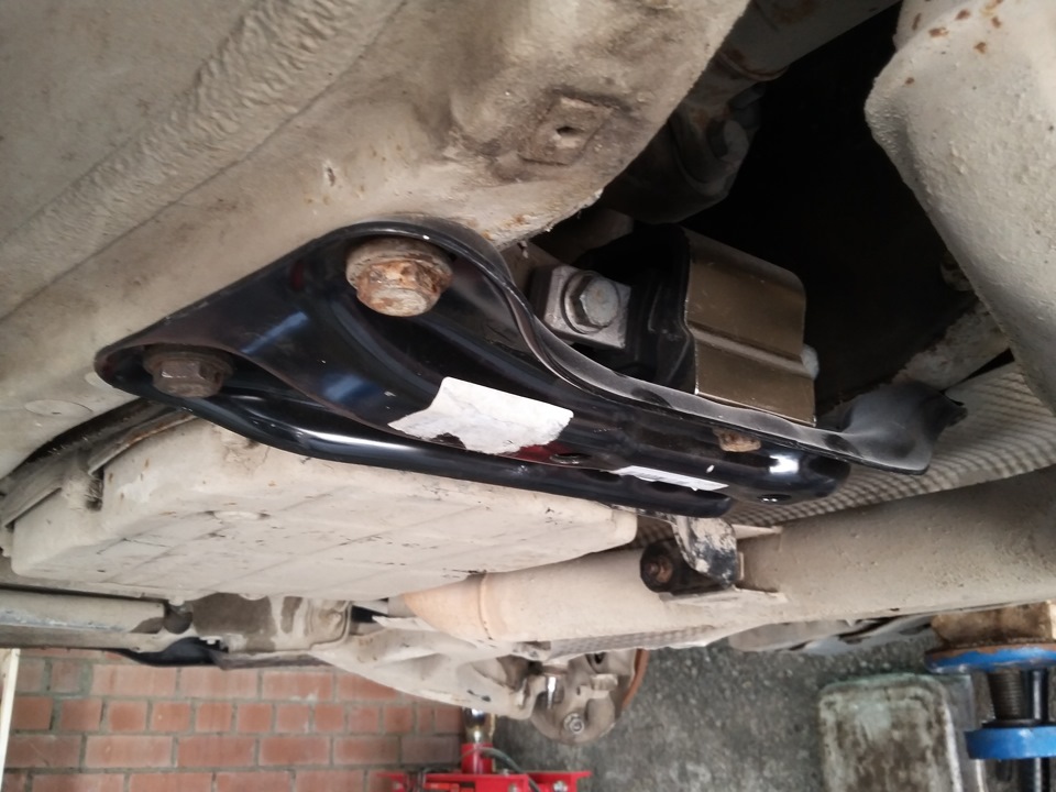 Далее замена подушек на двигателе, коробки, замена рулевой трапеции ...