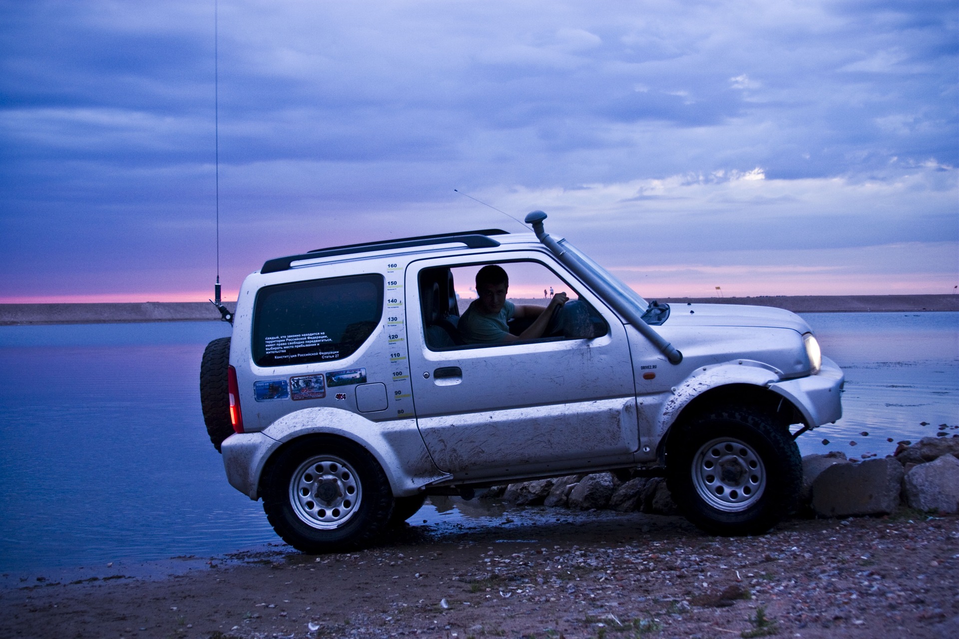 Suzuki Jimny stance. Сузуки Джимни фото. Фендера на Сузуки Джимни фото. Фото Джимни снизу.