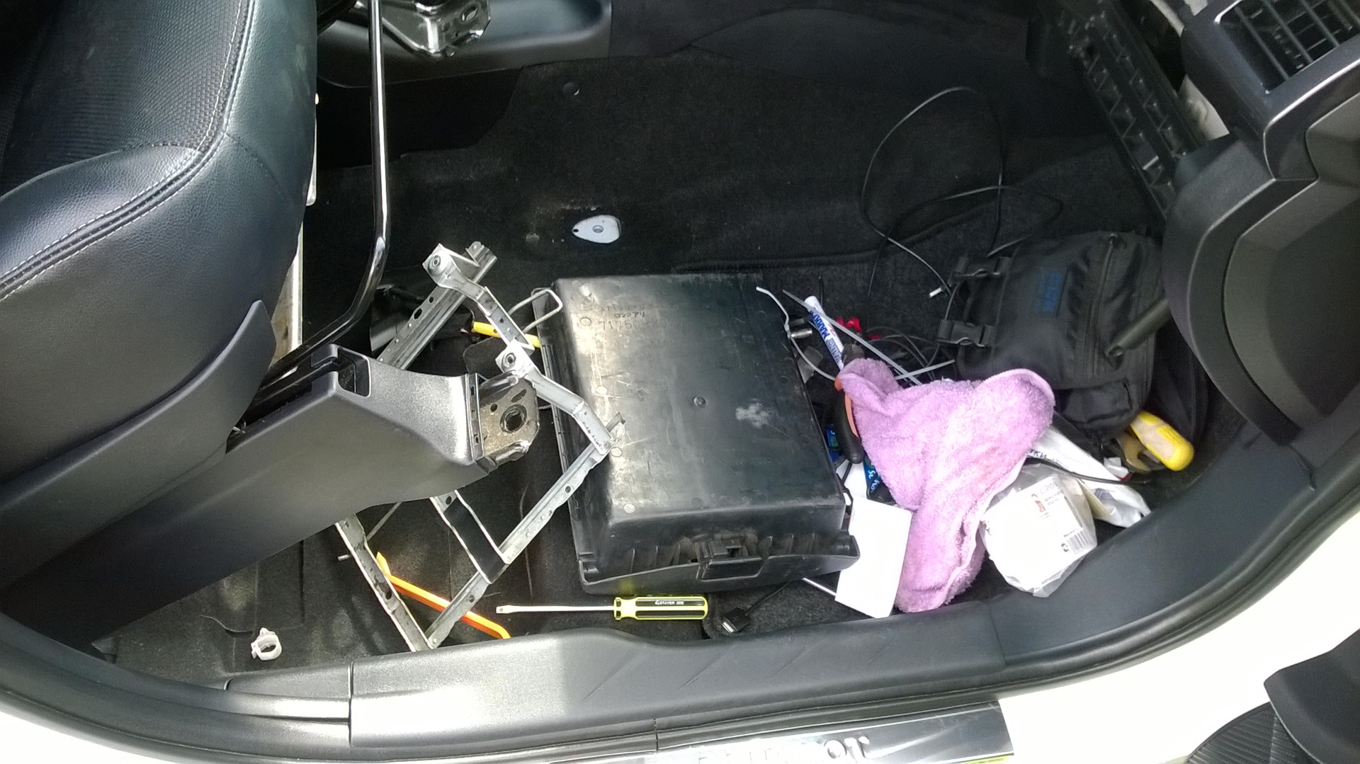 Блок электроники под пассажирским сидением. Таурег блок под пассажирским сиденьем в масле. Вода в ногах переднего пассажира тигуан. Поло седан что под пассажирским сидением. Разъемы под сиденьем королла 150.