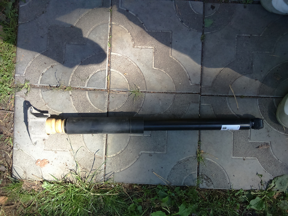Замена задних амортизаторов — Volvo C30, 2,4 л, 2007 года | своими ...