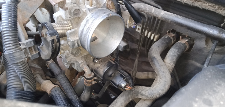 Снял патрубок. Пользовался головкой на 10 мм и воротком с удлинителем, чтобы открутить хомуты. — Mitsubishi Lancer IX