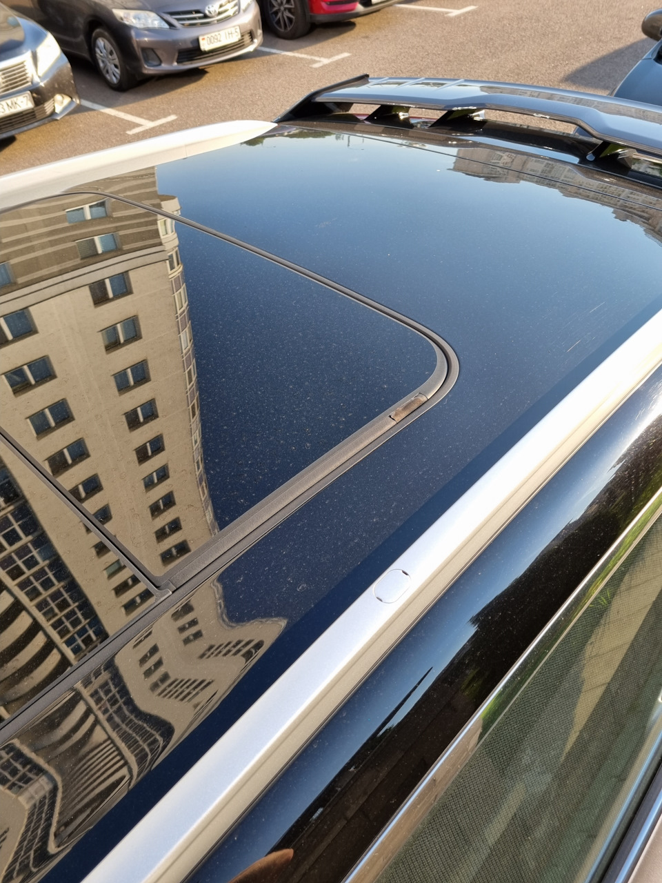 Вот с этим кусочком в углу. Он уже успел выцвести на солнце. — Geely Coolray (1G)