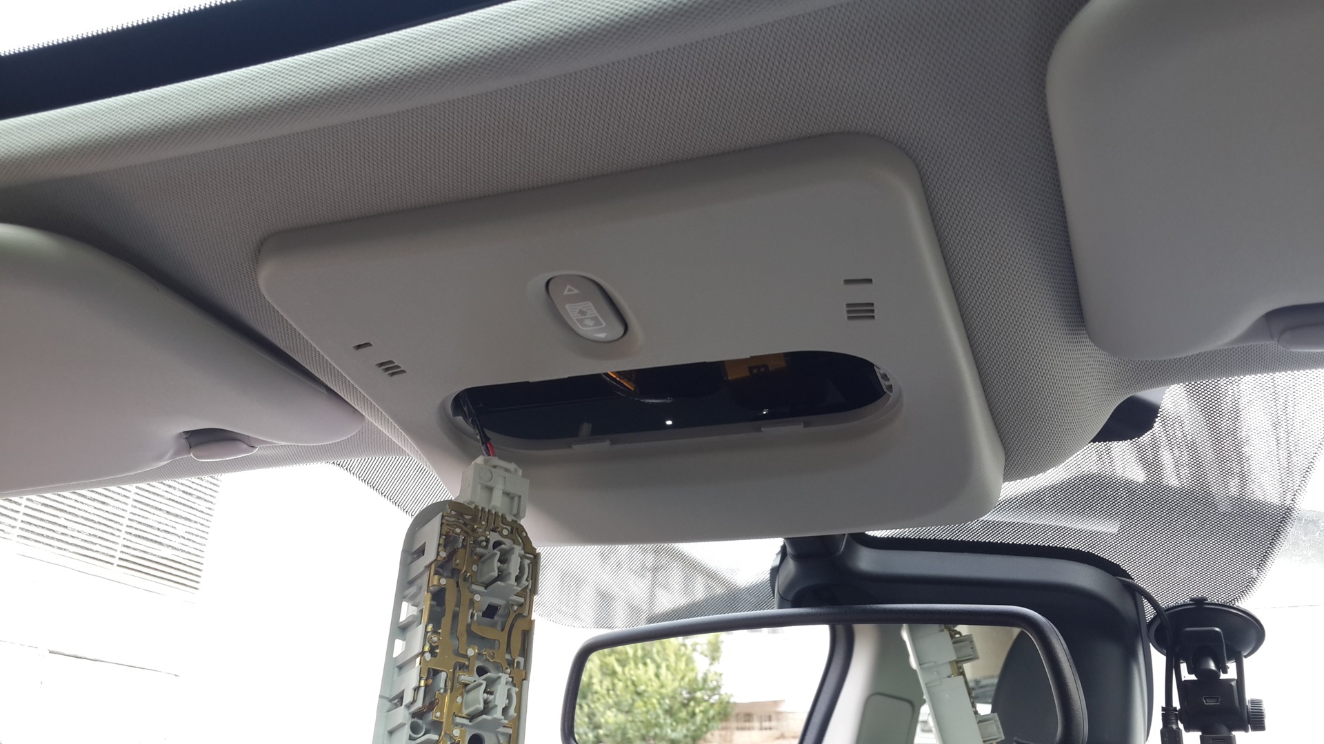 Как снять плафон кашкай Подключение регистратора к плафону за 5 минут - Nissan Qashqai (2G), 2 л, 2015 г