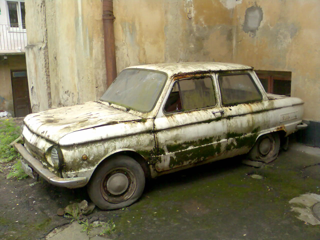 Старый автомобиль развалюха