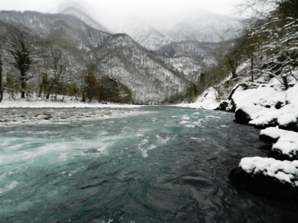 Абхазия на 14 дней. Абхазия в феврале фото. Абхазия февраль 2022 фото. Озеро Рица зимой на заставку. Февраль на абхазском.