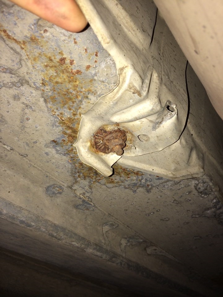 Крепление балки ваз 2114. Сгнило крепление. Хомут крепления резонатора пежо 307 сгнил. Сгнило крепление. Сгнили крепления фаркопа нивы.