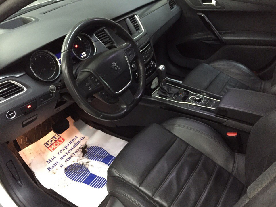 Подскажите реально ли просто НАТЯНУТЬ кожу на водительском сидении ...