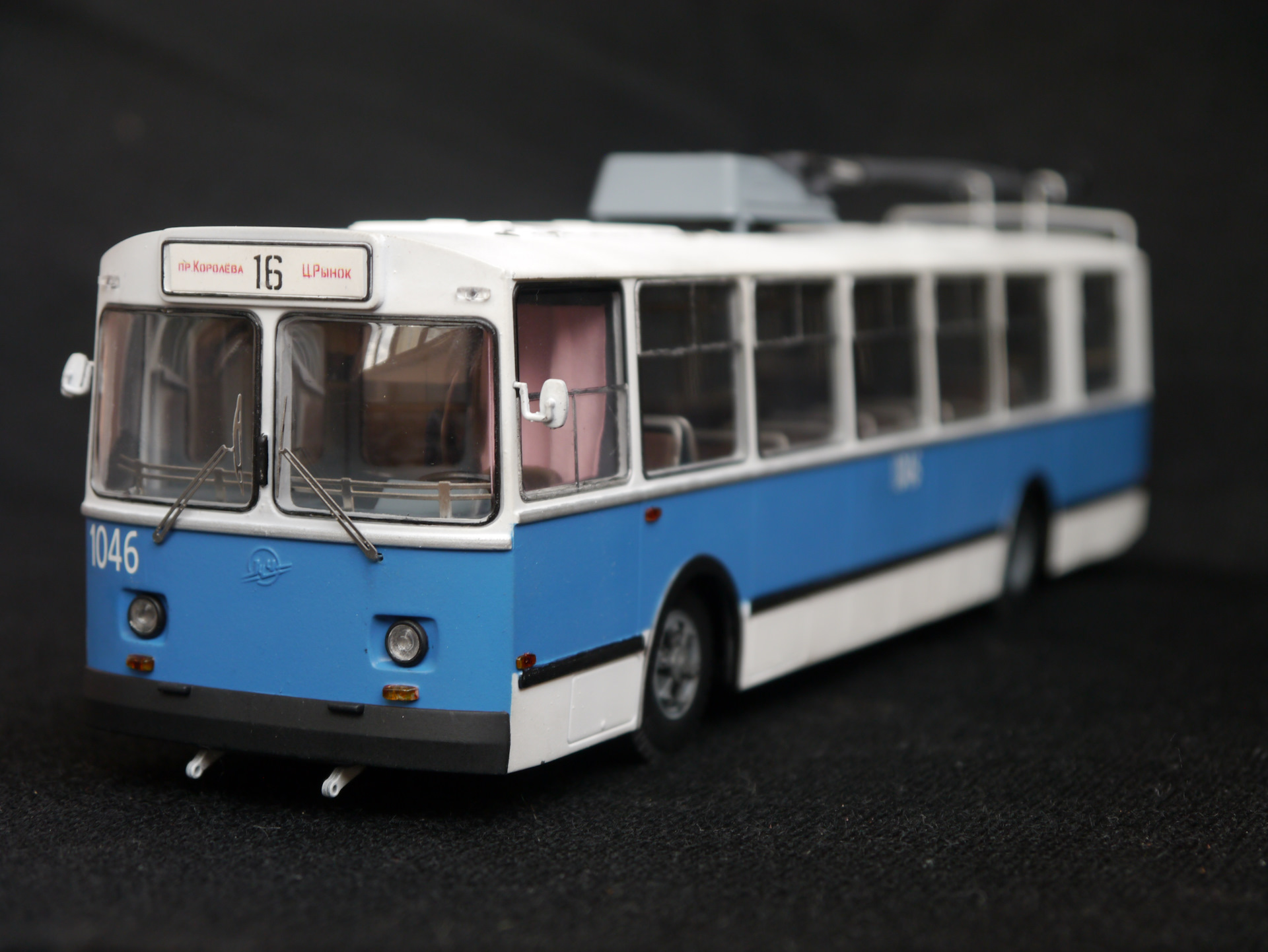 Коллекция троллейбусов зиу. Модель троллейбуса ЗИУ-9. ЗИУ 1/43. Модель троллейбуса ЗИУ-682. Троллейбусы ЗИУ 9 1 43.