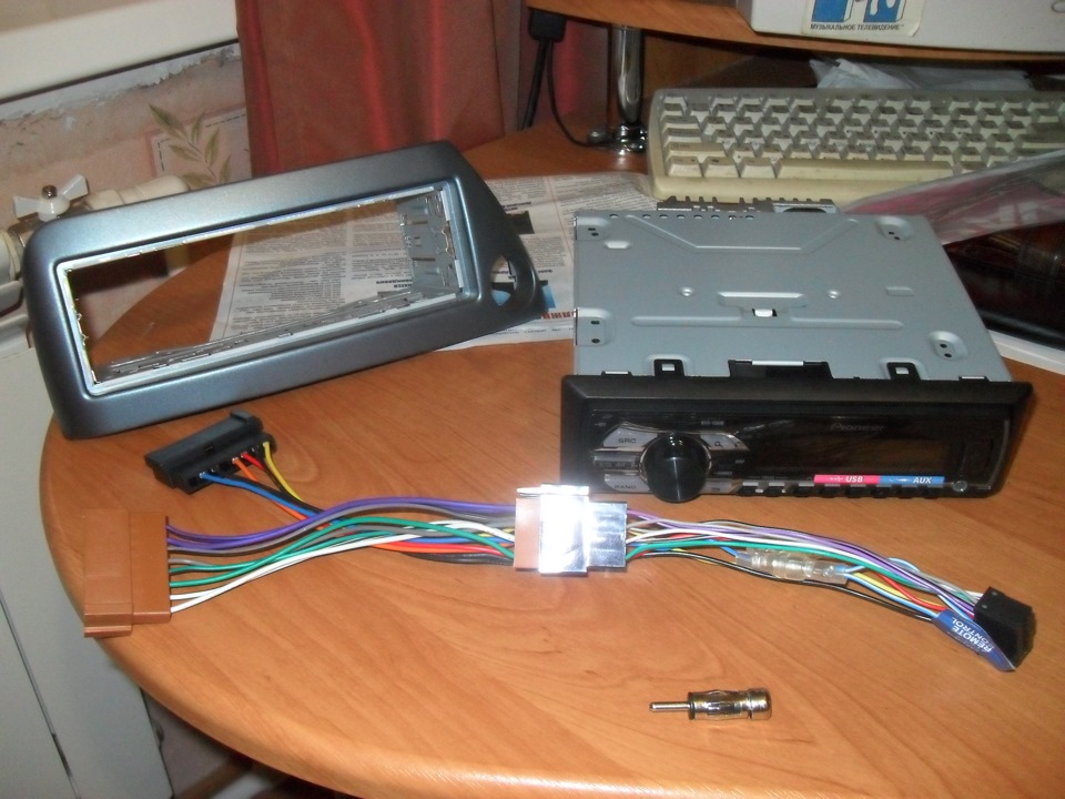 как поставить новую магнитолу. 1 дин магнитола в ваз 2114. установка автомагнитолы. подключение антенны в автомобиле. магнитола мерседес 123.