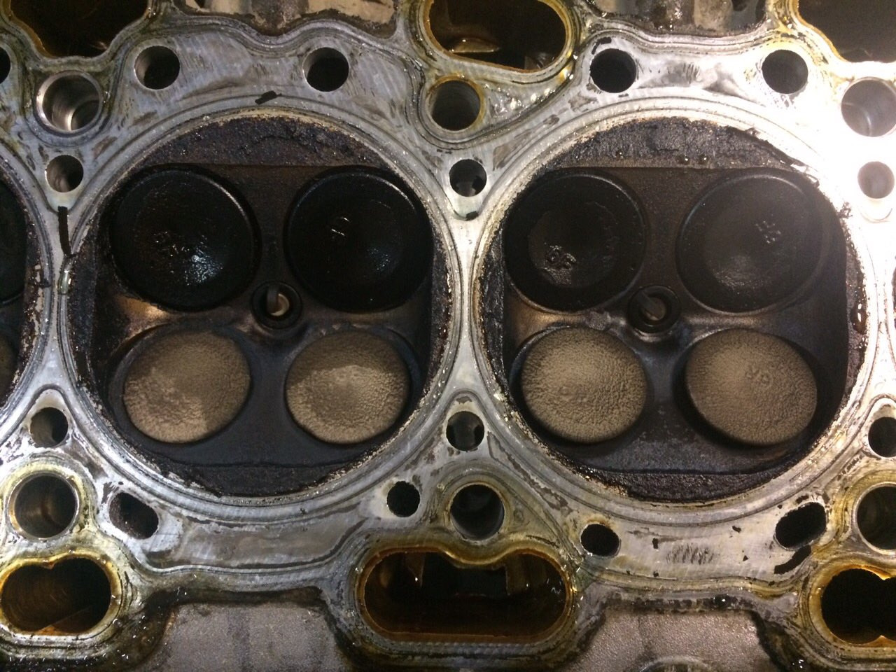 Различие клапанов. ГБЦ 4g64 GDI. Двигатель 4g64 GDI. Цилиндры 4g63 GDI. 4g64 двигатель ГБЦ.