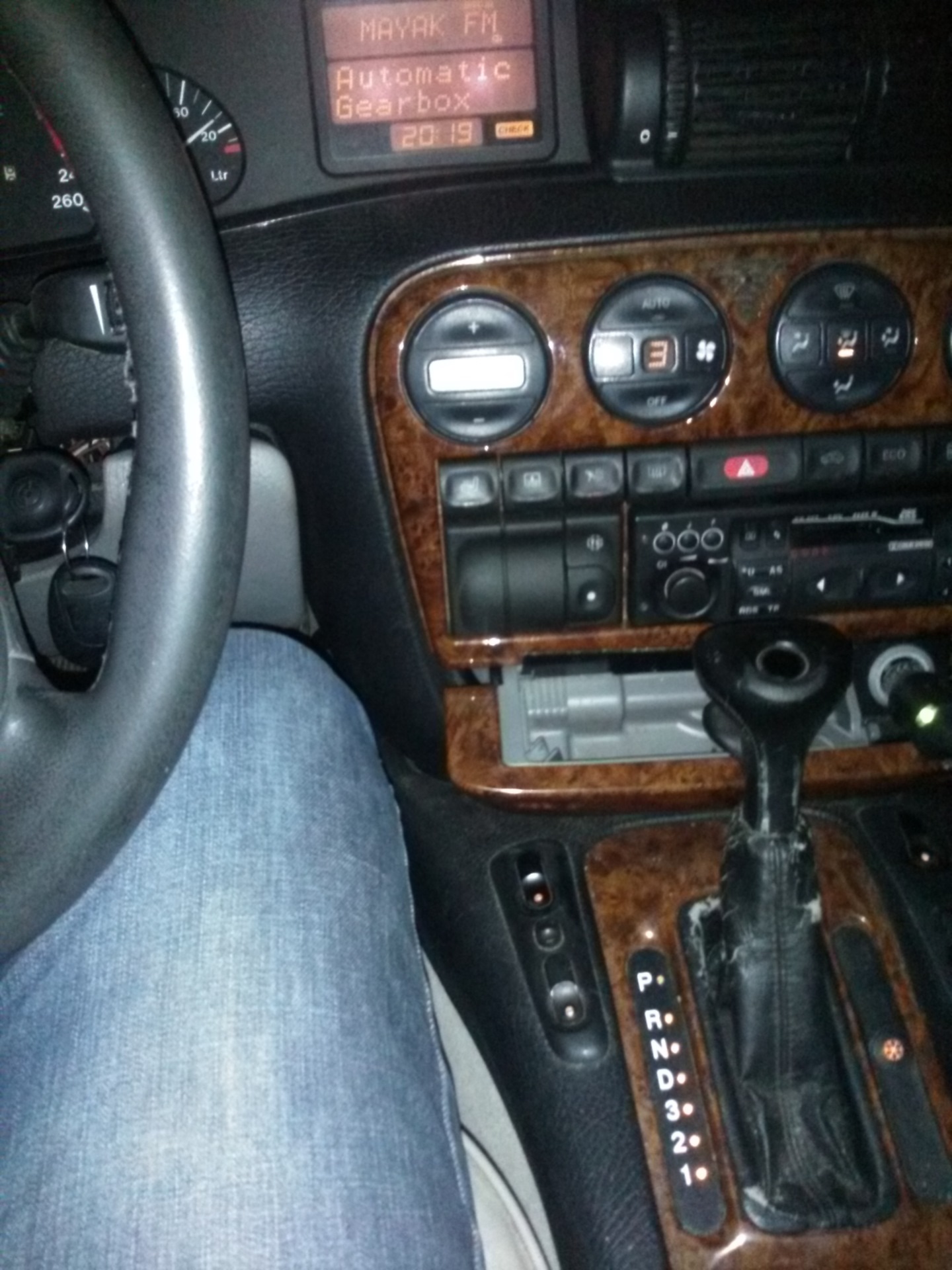 Омега б акпп. Opel Omega 1996 АКПП. Opel Omega b Automatic gearbox фишка. Селектор передач Opel Omega b3.