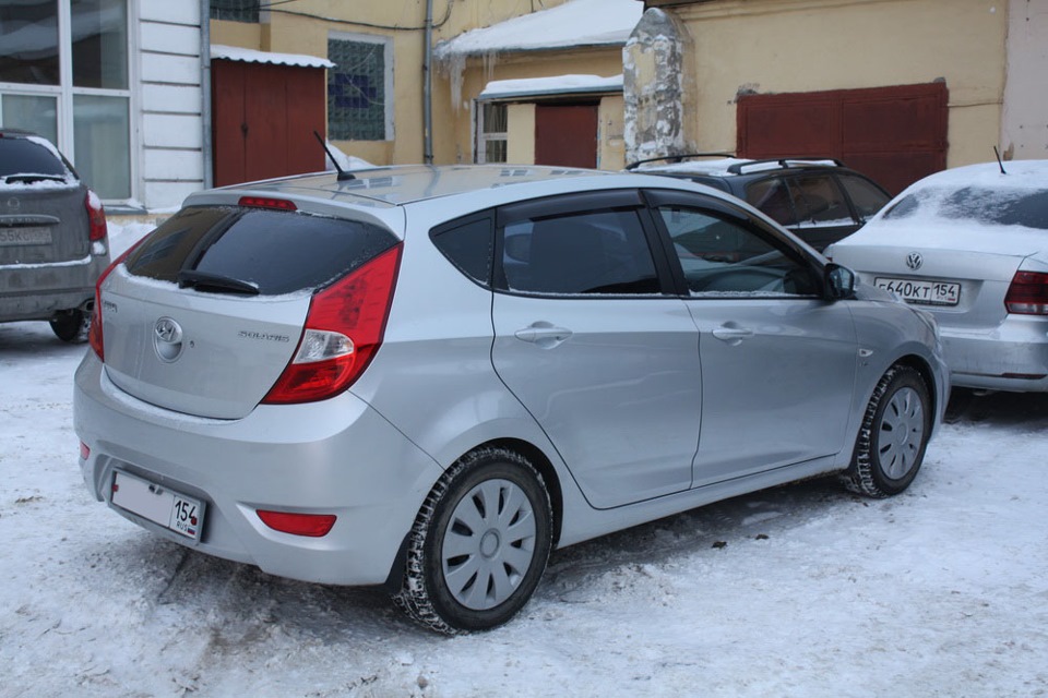 Hyundai Solaris Hatchback 107лс 2009. Хендай Солярис хэтчбек 2012 с прицепом. Хёндай Солярис хэтч12года серебро. Hyundai Solaris хэтчбек рядом с поло.