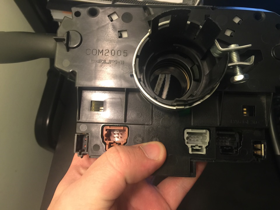 Вид подрулевого сзади (внимание на пины) — Peugeot 308 (1G). Запчасти на фото: COM2005