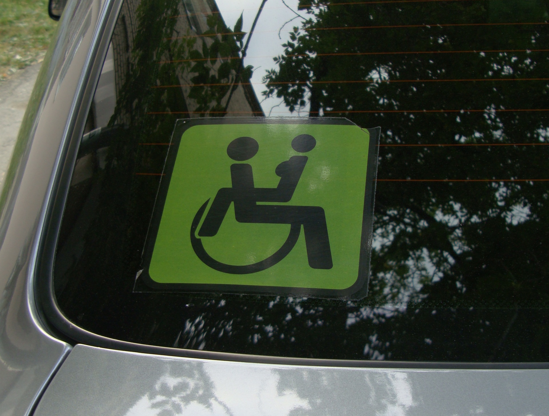Автомобиль со знаком инвалид. Знак в машину. Инвалид за рулем наклейка. Знаки на стекло автомобиля. Знак инвалид на стекло автомобиля.