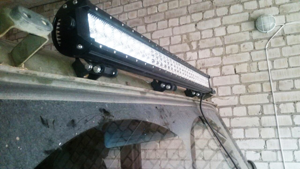 Светодиодная балка 12 вольт. Как закрепить светодиодную балку. Как закрепить светодиодную балку. Led балка на ниссан патфайндер. Как закрепить светодиодную балку.