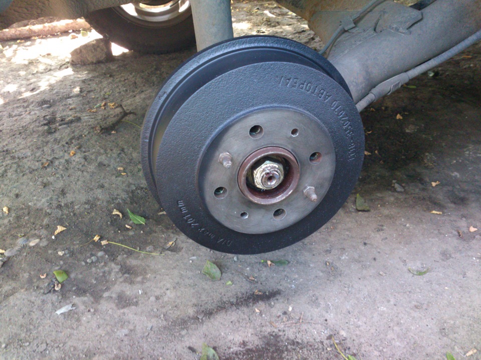 Покраска задних барабанов и болтов … — Lada 2114, 1,5 л, 2005 года ...