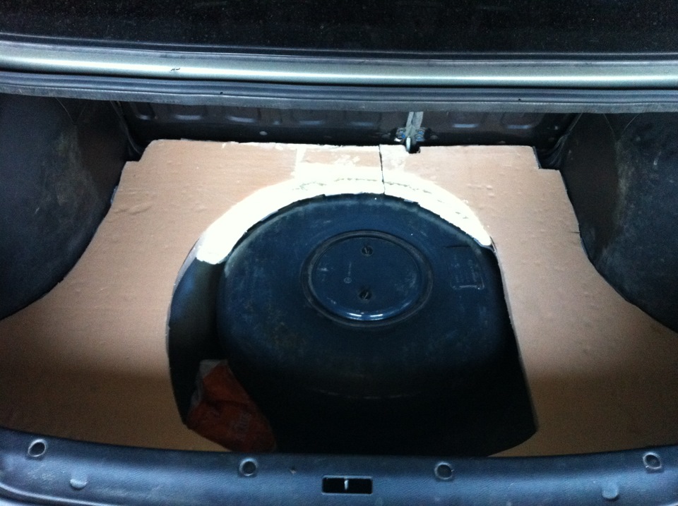 Лада веста метан багажник. Как выровнять багажник. Hyundai solaris 2012 багажник. Багажник ауди 80 б4 артикул. Выравниваем пол багажника лада веста гбо.