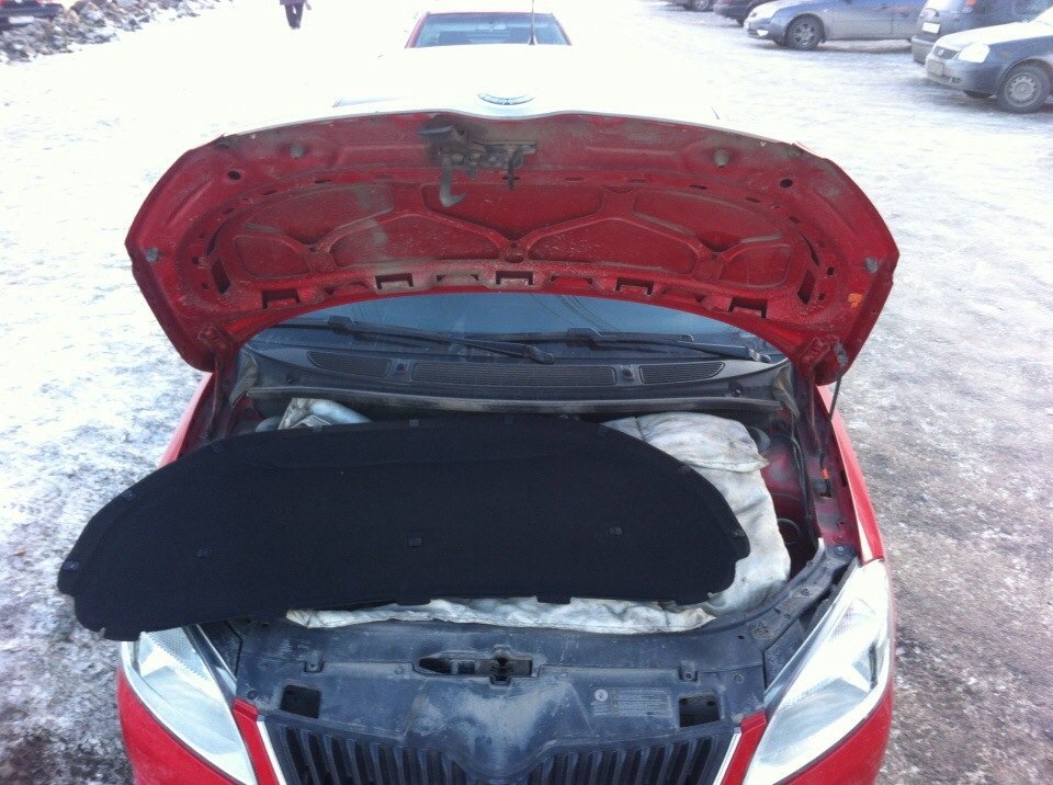 Шумка под капот — Skoda Fabia Mk2, 1,2 л, 2012 года | аксессуары | DRIVE2