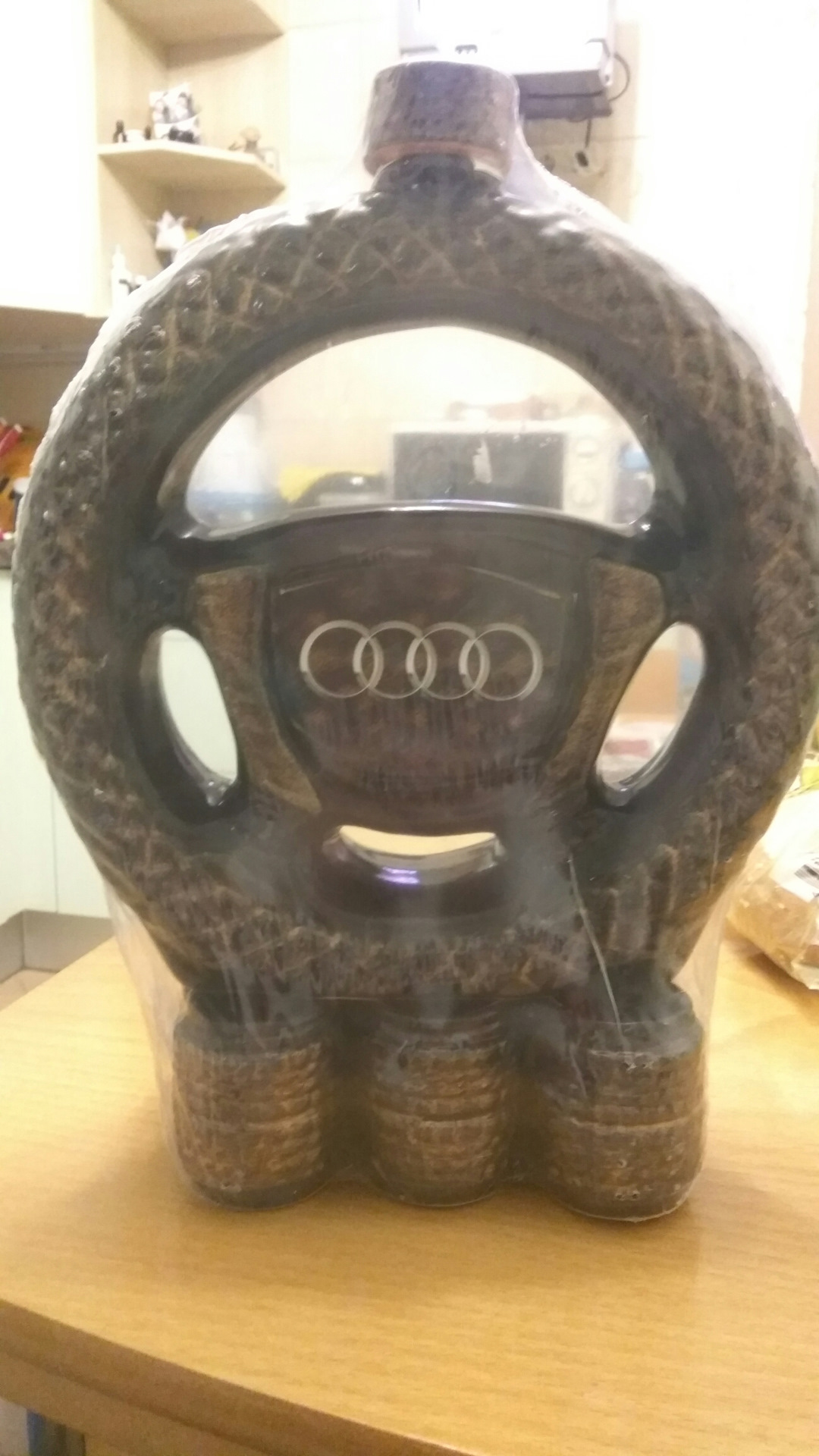 пьяный за рулем. пьяный водитель за рулем. пьяная езда за рулем. сувенир штоф руль. пьяный водитель.