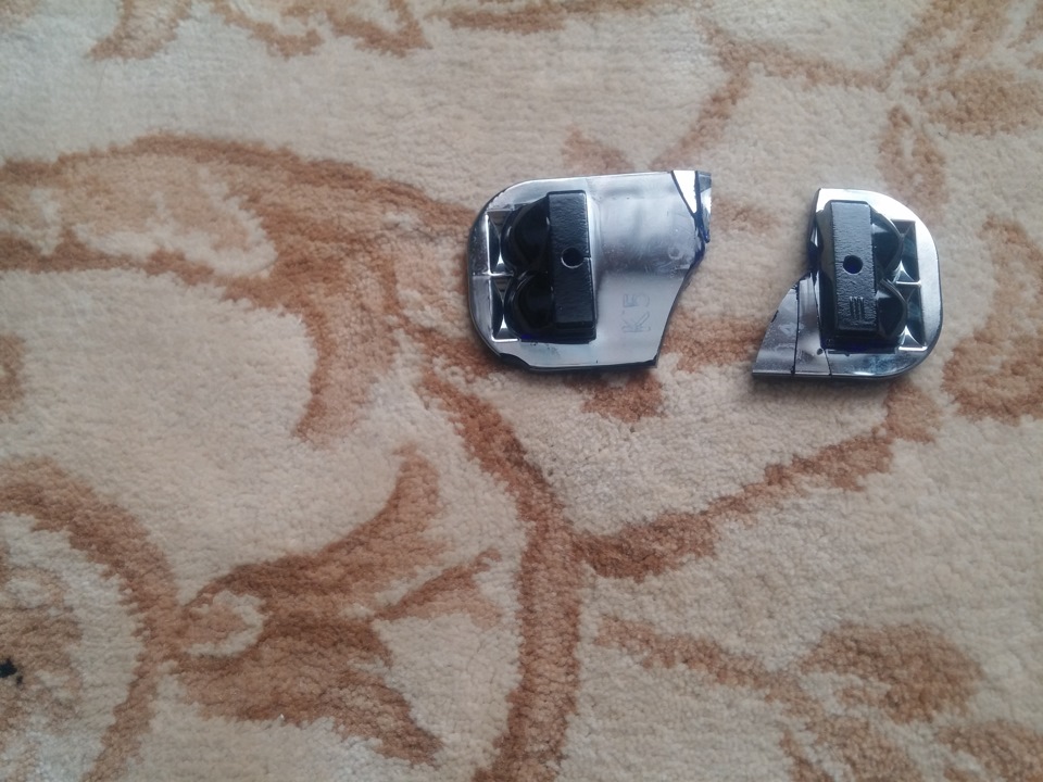 когда снимали старое стекло сломали и держатель датчика дождя — Mercedes-Benz S-Class (W140)