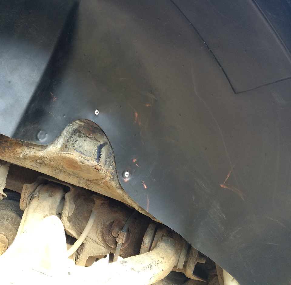 Вешаем на заклепках. Две к лонжерону… — Mitsubishi Pajero (3G)