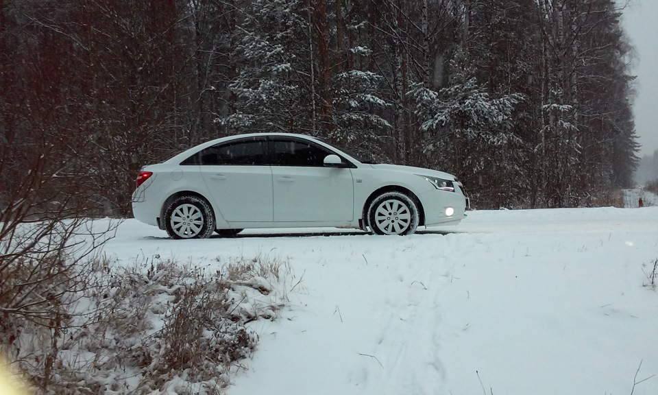 Chevrolet cruze тюнинг. Шевроле круз белый зимой. Круз шевроле зимой в лесу. Шевроле круз белый фото. Шевроле круз хэтчбек черный зима.