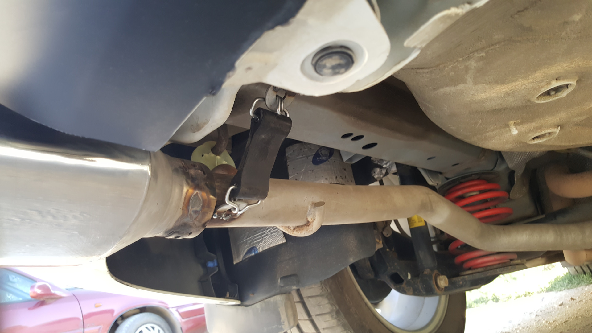 6. Крепление глушителя шевроле круз 1. Крепление глушителя круз. Кронштейн глушителя шевроле круз. Крепление глушителя круз.