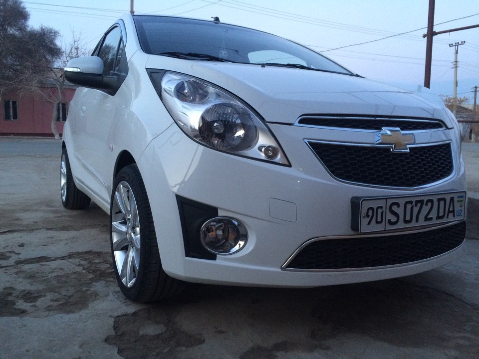 chevrolet spark третья позиция белый