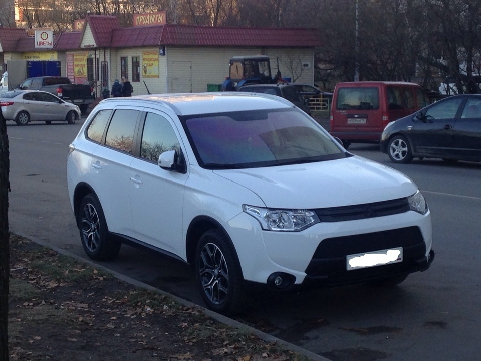 Стекло аутлендер. Атермальное стекло Mitsubishi Outlander. Аутлендер тонировка атермальной. Тонировка хамелеон Аутлендер 3. Атермальная тонировка Аутлендер белый.