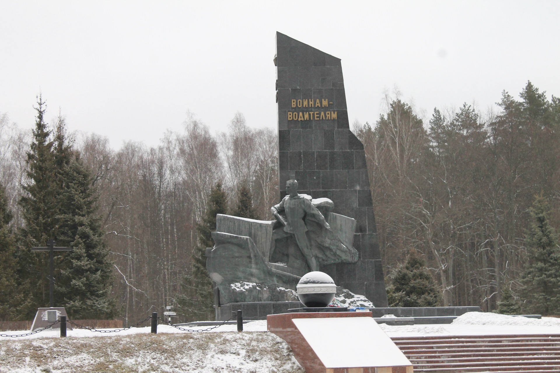 Памятник автомобилистам в брянске фото