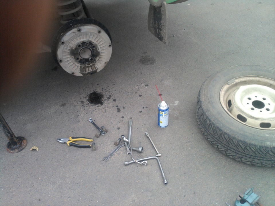 заклинил задний тормозной цилиндр — LADA 21013, 1,3 л., 1985 года ...