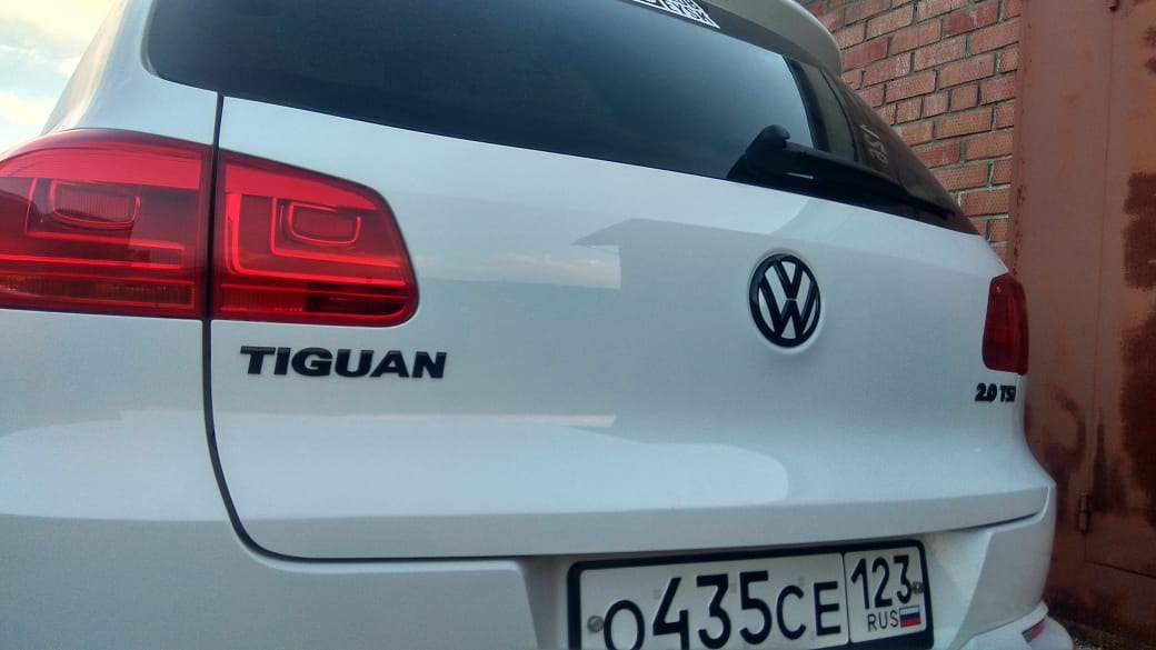 Тигуан шильдики. Tiguan 1.4 BLUEMOTION шильдик. Шильдик TSI на Фольксваген. Шильдик BLUEMOTION Volkswagen. Фольксваген Тигуан 2011 года шильдики.