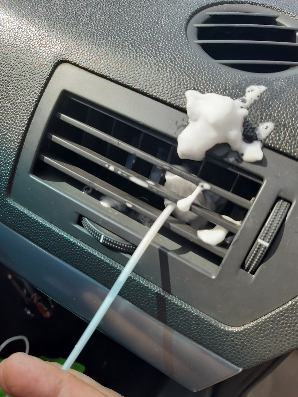 Чистка воздуховодов автомобиля. Ford Mondeo 4 чистка воздуховодов вентиляции. Очиститель воздуховодов автомобиля. Очиститель дефлекторов воздуховодов. Чистка воздуховодов автомобиля от пыли.