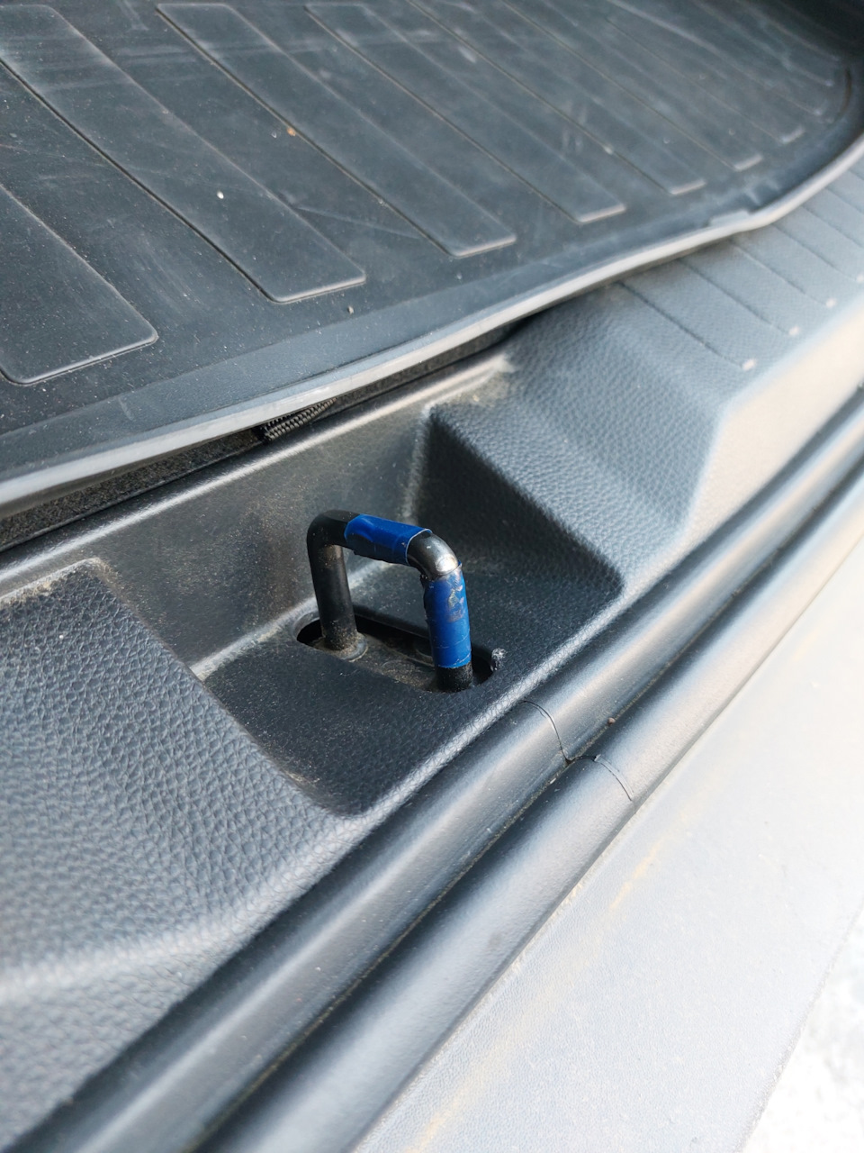 Скрип багажника ! — Toyota RAV4 (5G), 2 л, 2021 года | своими руками ...