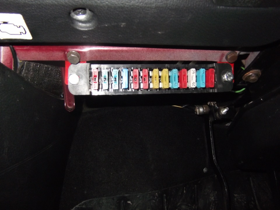 Блок предохранителей 21214-3722000. Блок предохранителей попала. Блок предохранителей попала. Блок предохранителей попала. Монтажный блок предохранителей газель next корпус.