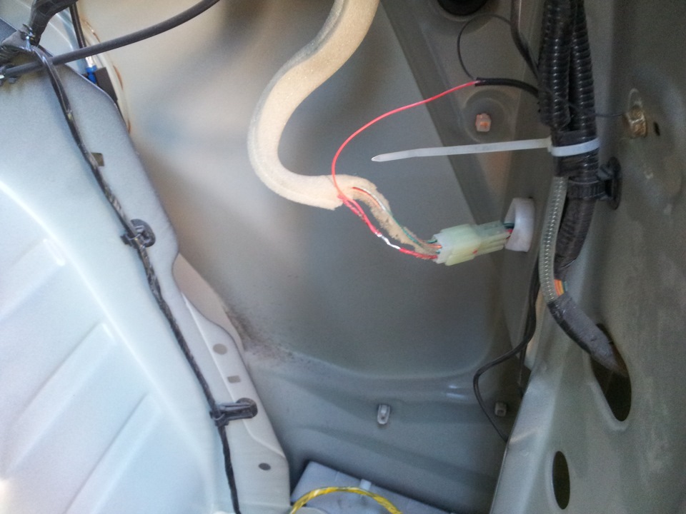 Питание мозга подпаиваем туда же, куда паял питание камеры — Suzuki Grand Vitara (2G)