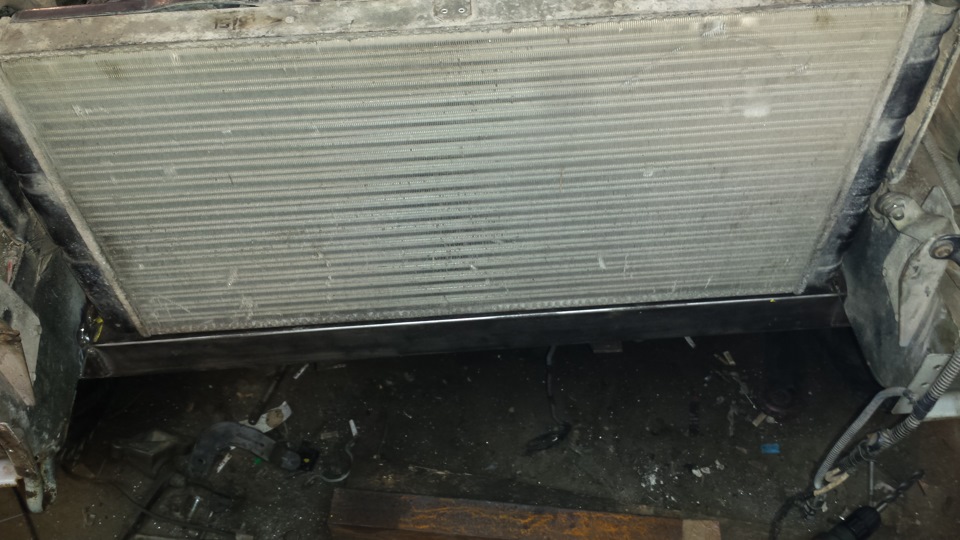 Сдвигаем радиатор и освобождаем место под лебедку. — Chevrolet Niva (1G ...