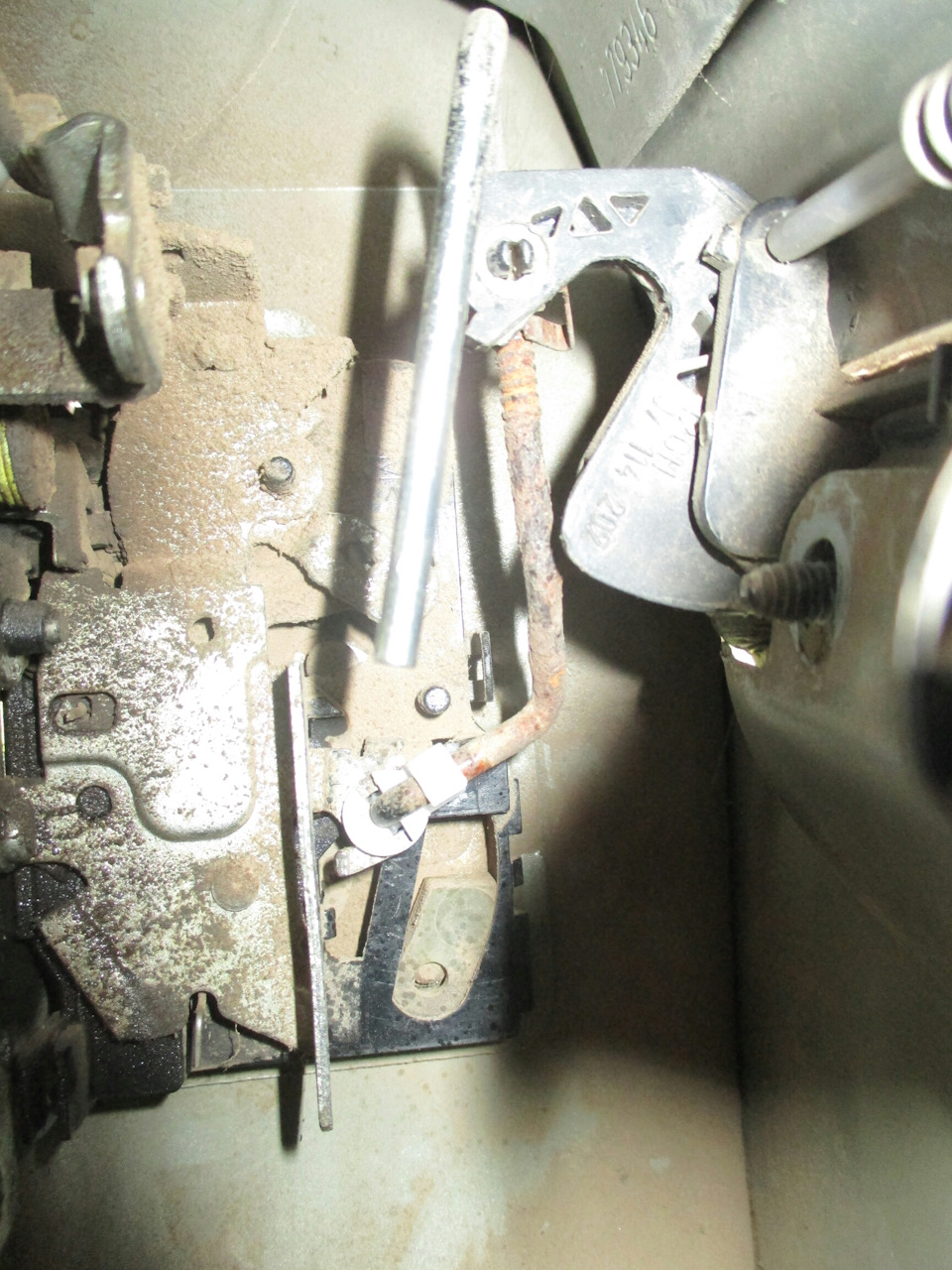 Замена задних и передних тормозных колодок на Рено Логан 1.6 своими руками (фото и видео)