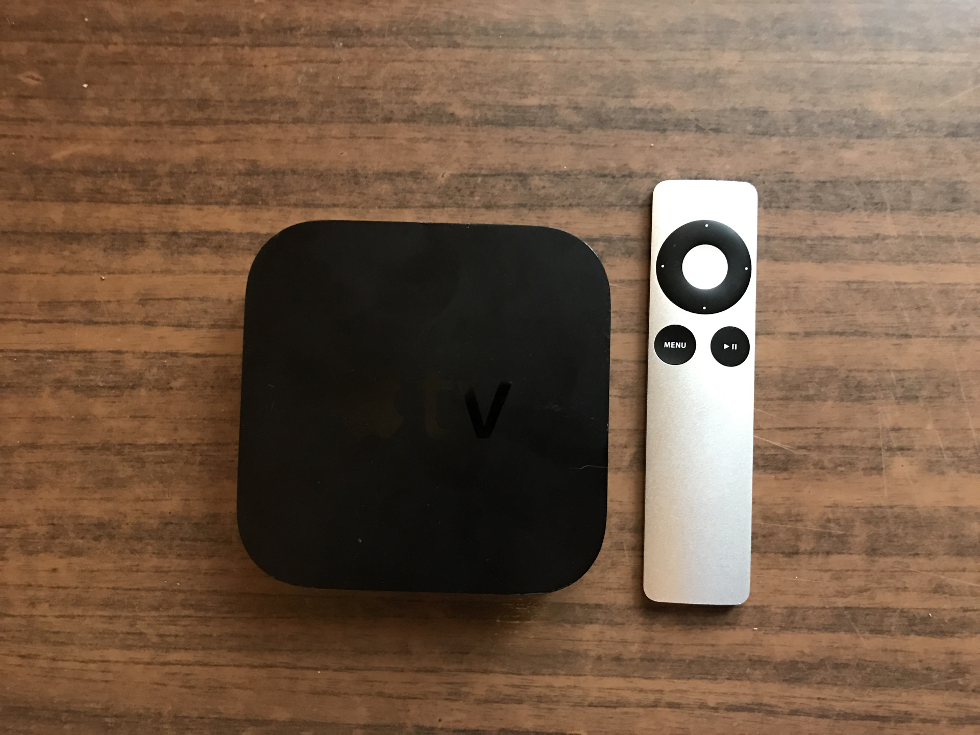 Установка apple. Приставка эпл ТВ провод в комплекте. Зарядное устройство пульта Apple TV. АПЛ приставка пульт. Установка Apple приставки.