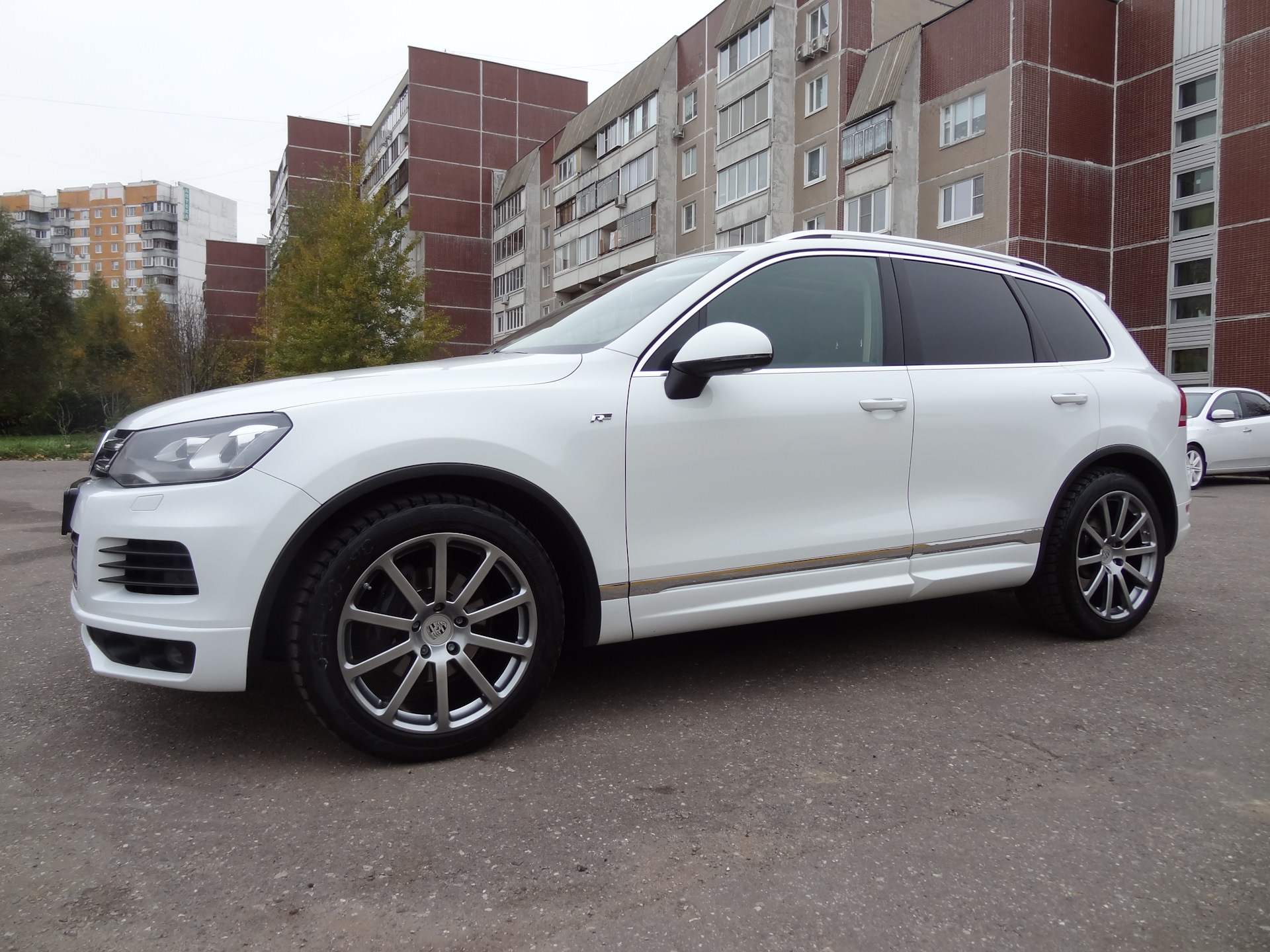 Литье туарег. VW Touareg r19. Volkswagen Touareg r line 20r. Volkswagen Touareg GP диски r20. Touareg NF r20.