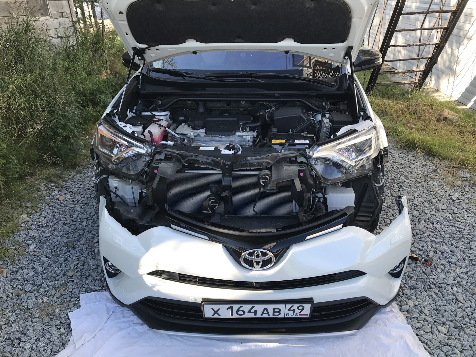 Как снять бампер rav4 Разбираемся с зазором между крылом и бампером - Toyota RAV4 (IV), 2,5 л, 2016 го