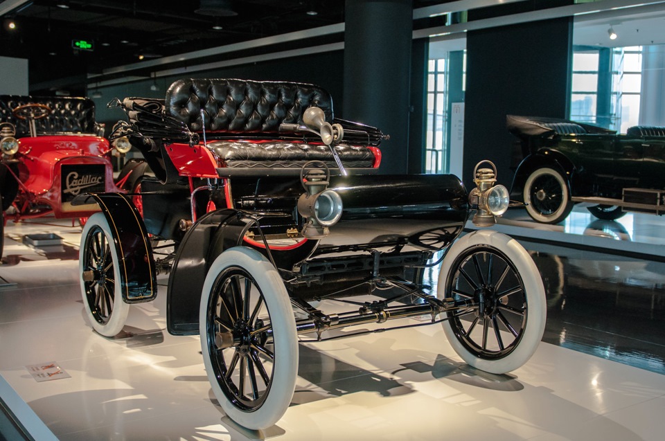 Первая машина выпущена. Lexus первый автомобиль. Лексус самый первый автомобиль в мире. Автомобиль выпущенный Лебедевым. Shanghai auto Museum.