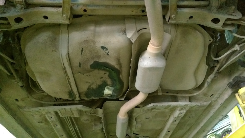 Бензобак трещина. Защита бензобака Митсубиси Лансер 2008. Пробитый топливный бак. Пробитый бак на машине. Бензобак автомобиля.